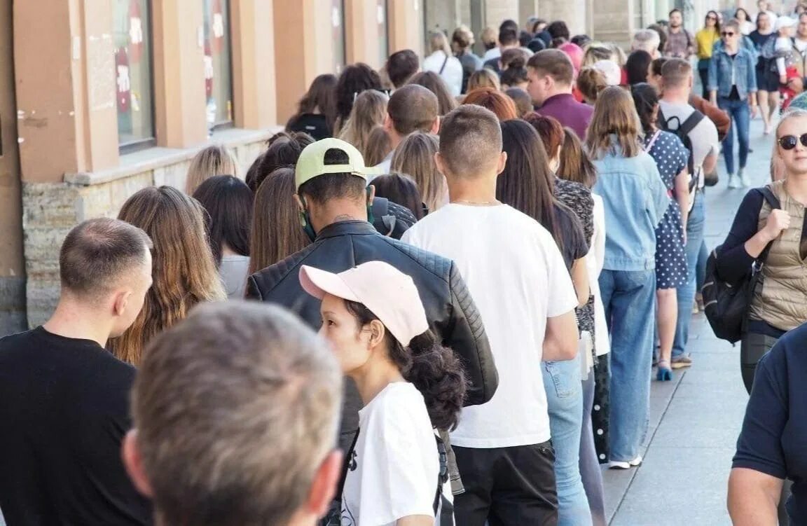 Свободная очередь это. Люди в очереди. толпа людей в очереди. очередь в музей. очереди в магазинах спб.