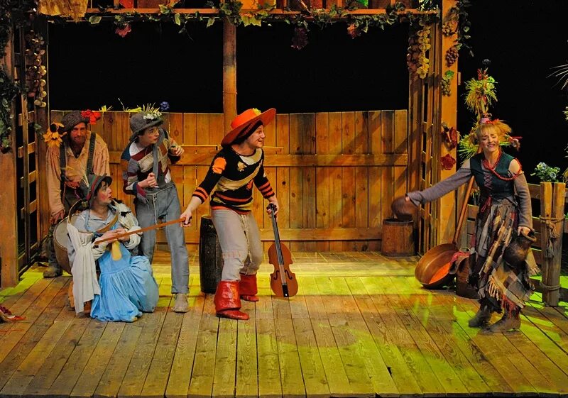 Вологодский тюз кот в сапогах. Нонна гришаева театр. Кот в сапогах екатеринбургский тюз. Екатеринбург театр юного зрителя кот в сапогах. Актеры театра нонны гришаевой.