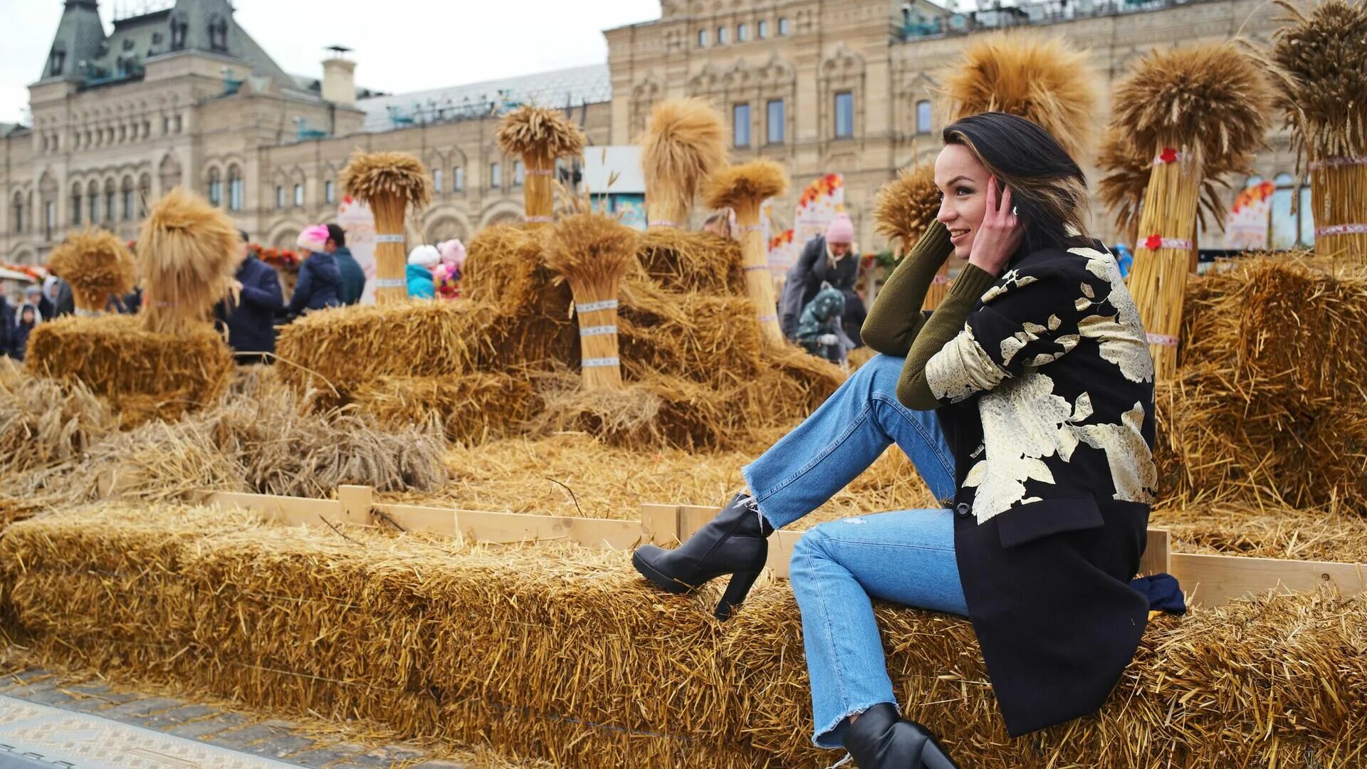 Выходные в мск. Девушка на красной площади. Осенние гулянья на красной площади. Красная площадь Москва 2022. Москва в сентябре.