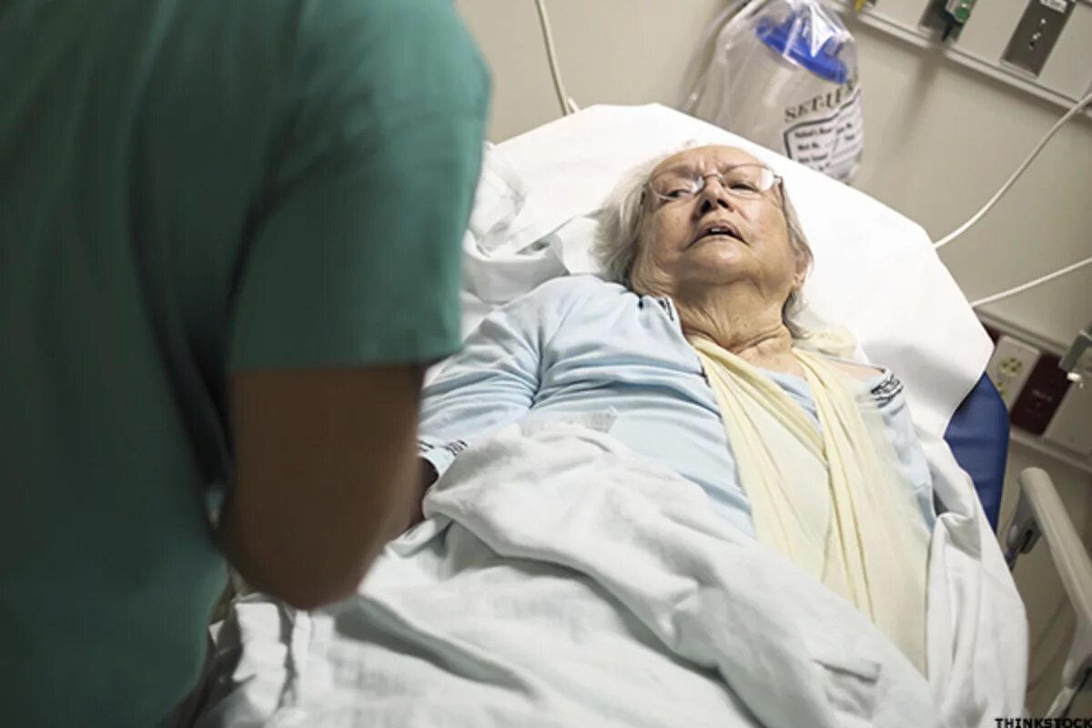 Реанимация пожилой возраст. Бабушка на больничной койке. Койка в больничной палате пожилая женщина. Пожилая женщина в больнице. Dead old woman on Hospital Bed.