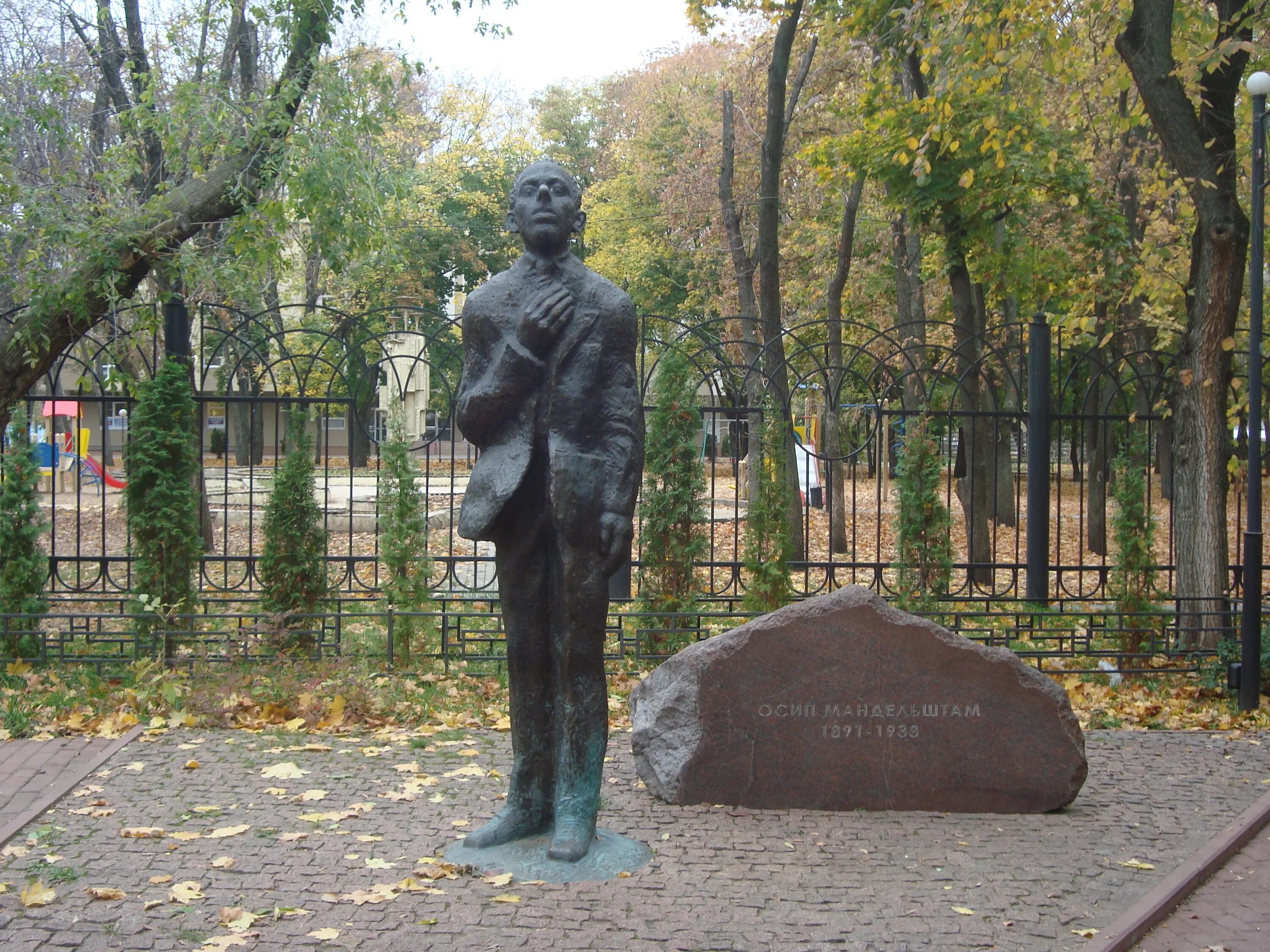 Мандельштам золотистого. Памятник Мандельштаму в Воронеже. Памятник о. э. Мандельштаму (Воронеж). Памятник Мандельштаму во Владивостоке. Мандельштам памятник СПБ.