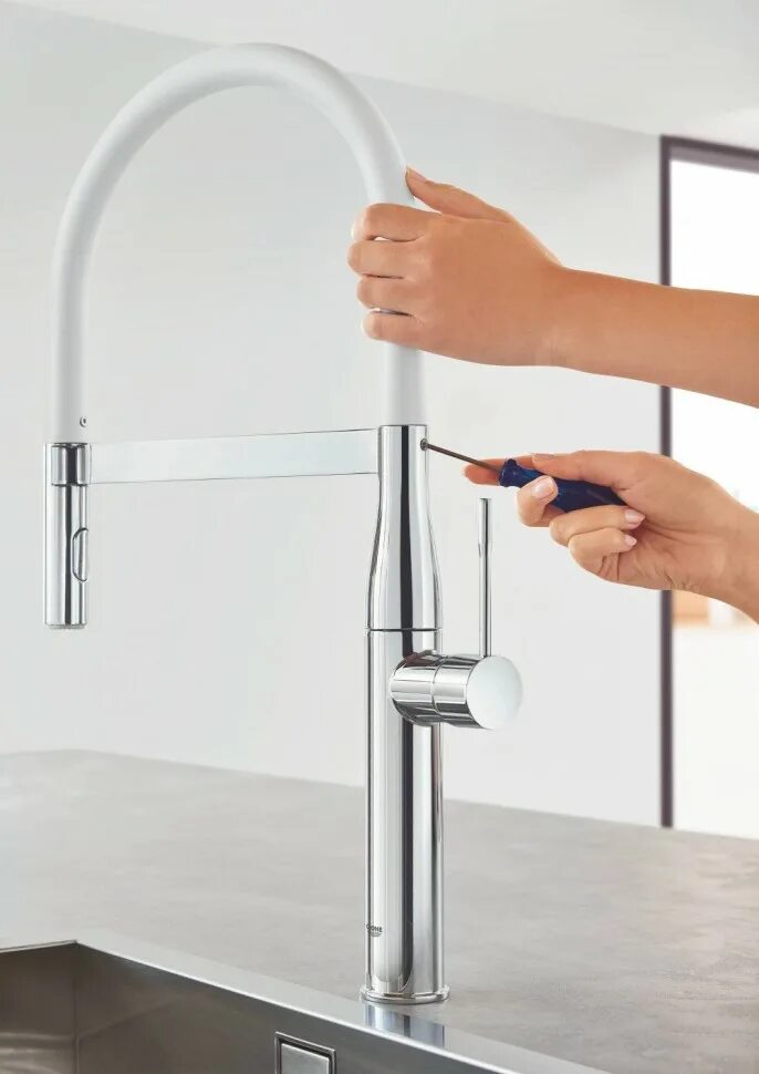 Grohe Essence 30294000. Grohe Essence смеситель кухня. Смеситель Грое с гибким изливом. Смеситель для кухни с гибким шлангом-изливом Grohe.