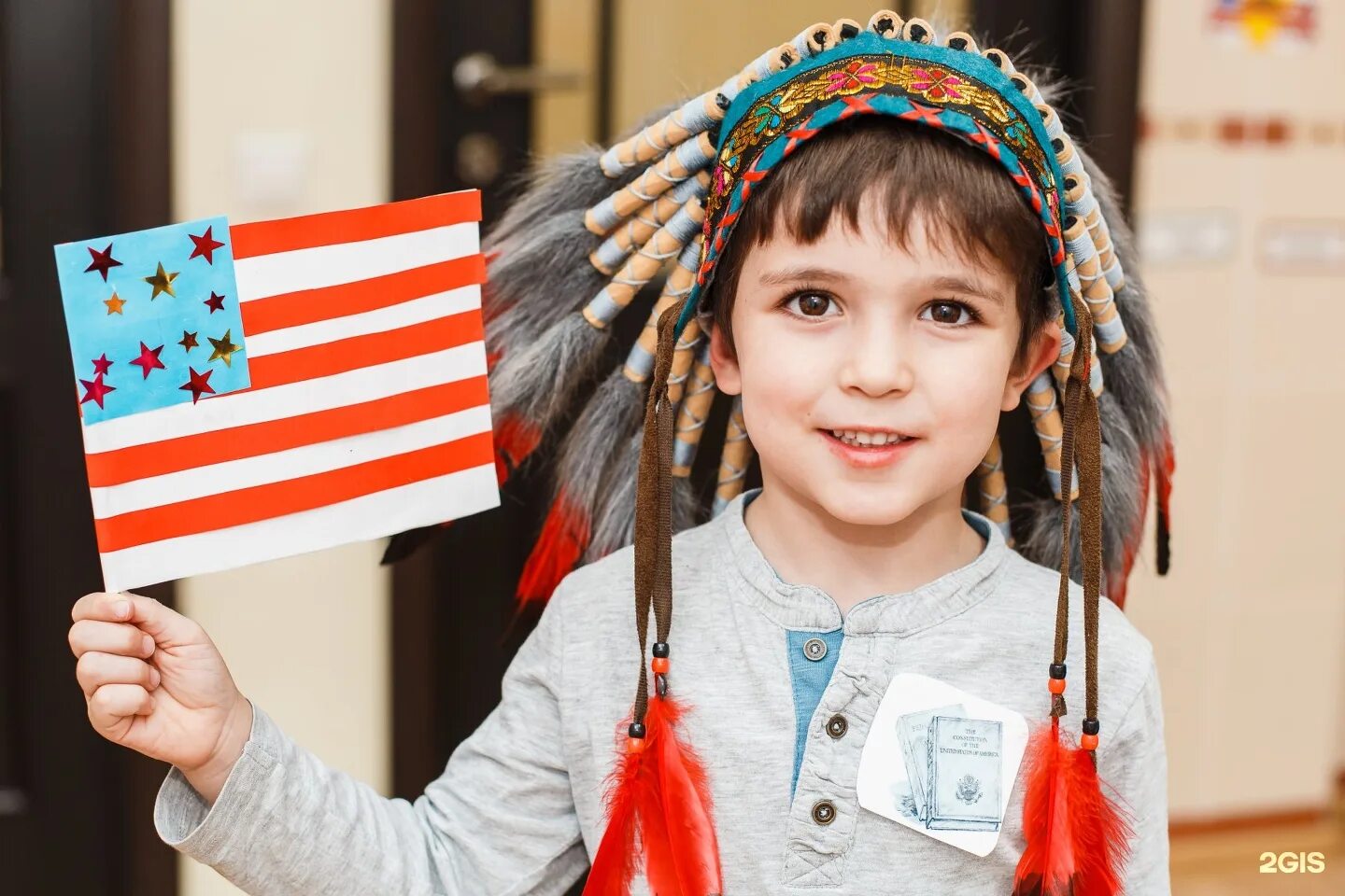 ребенок с британским флагом. детское английское видео. девочка в англии. занятия английским языком для детей. детское английское видео.