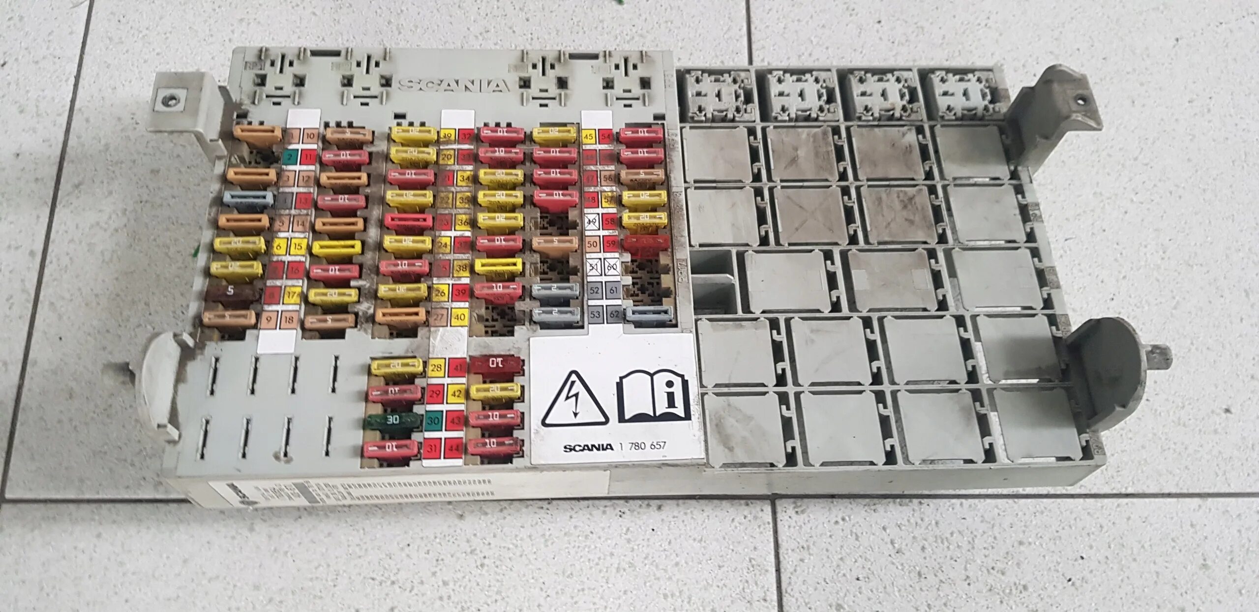 Расшифровка предохранителей скания. Блок предохранителей Scania 2166551. Блок предохранителей Скания 5 r420. Блок предохранителей Скания 1773966. Скания 2022774 блок предохранителей.