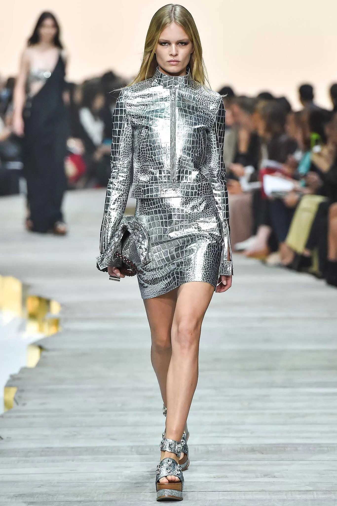 Кавали одежда. Roberto cavalli 2025 показ. роберто кавалли одежда 2025. роберто кавалли мода показы. роберто кавалли коллекции одежды.