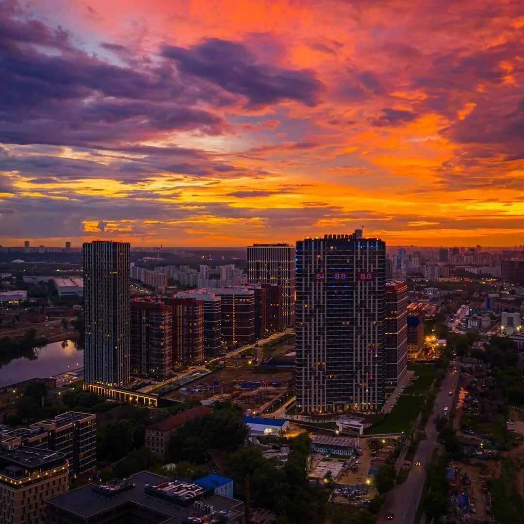 Закат в Москве. Красивый закат в Москве. Красивый вид на закат в Москве. Жилой комплекс на закате.