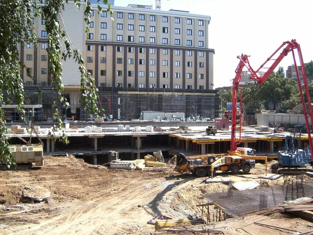 современный подземный город. гидроизоляция подземного паркинга. строительство подземной парковки. многоуровневый паркинг. строительство подземных автостоянок.