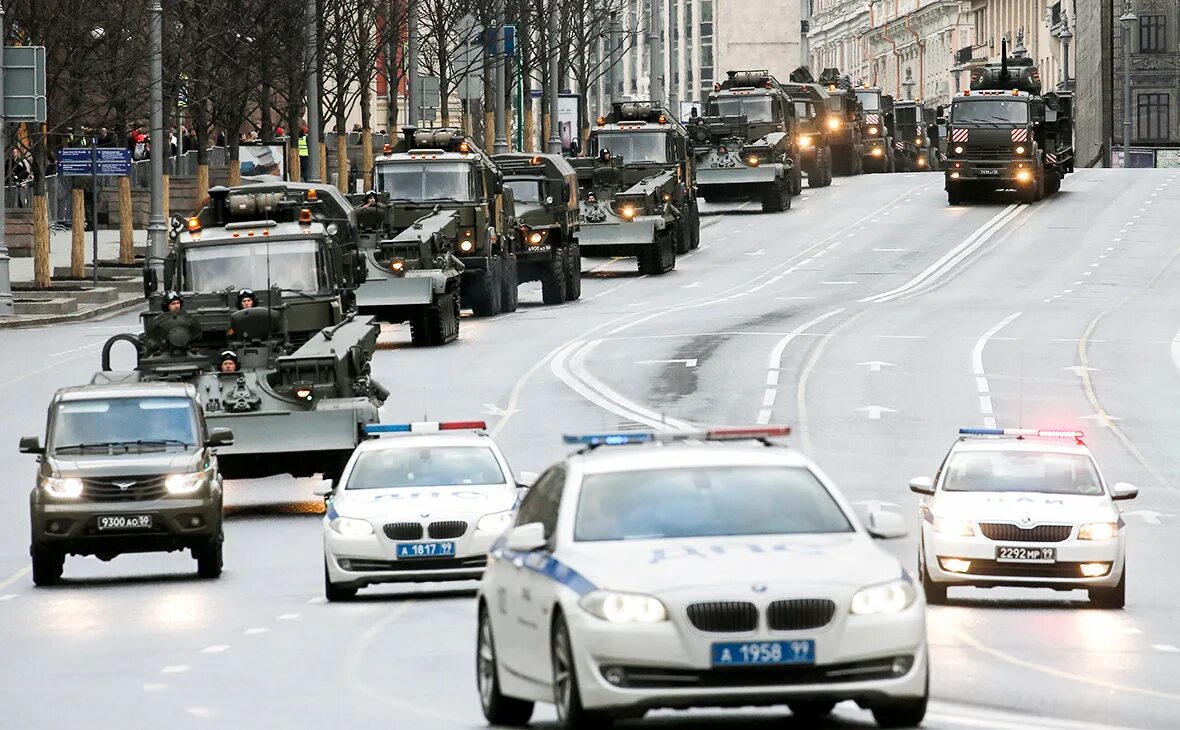 Скорость машин в колонне. Организованная колонна автомобилей. Организованаятранспортная коонна. Сопровождение военной колонны. Колонна военных машин.