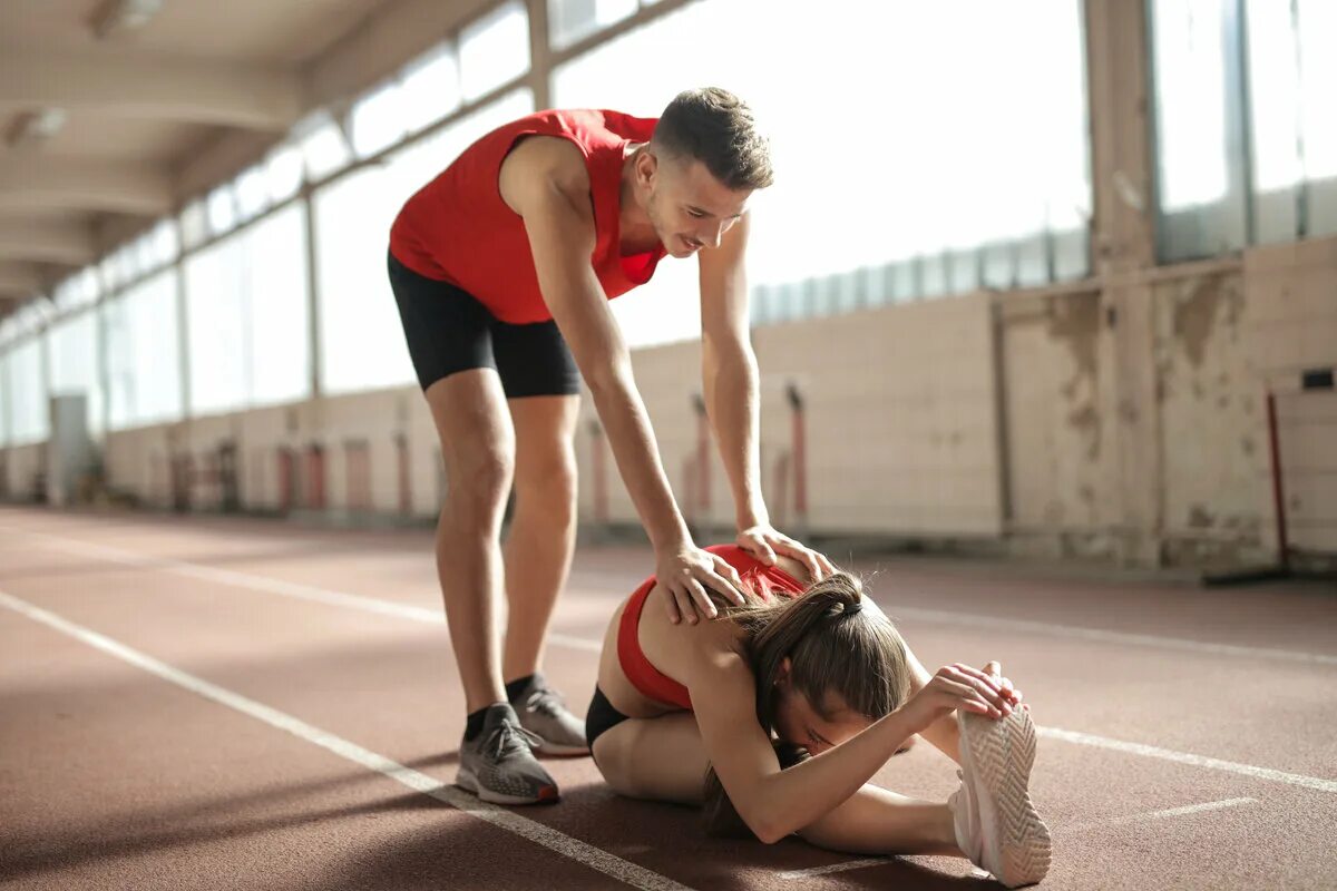 Разминка спортсменов. Тренер и спортсмен. Фотосессия спортсменов. Физический спорт.