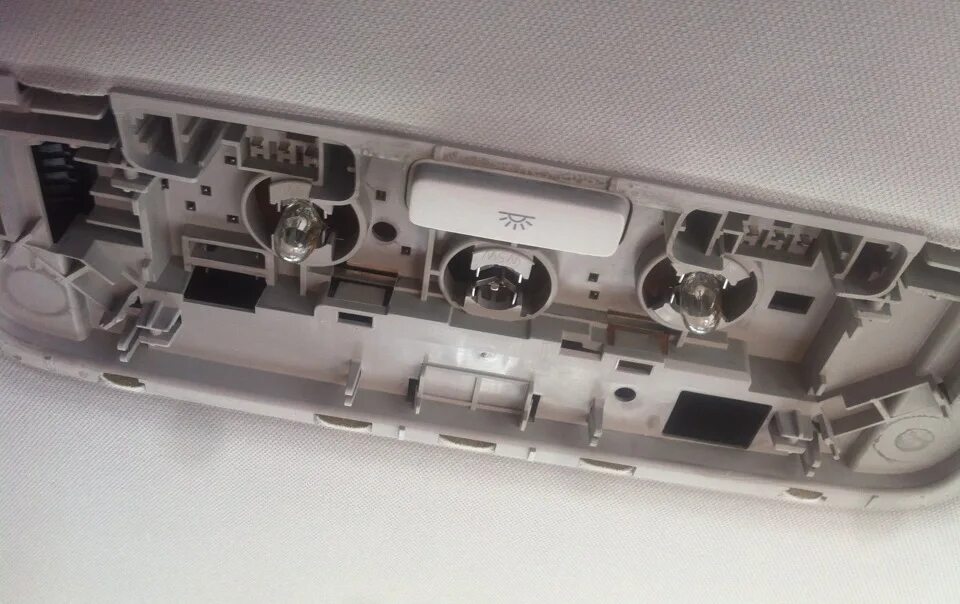 Разборка переднего плафона, замена лампочки - Volkswagen Passat B6, 2 л, 2009 го