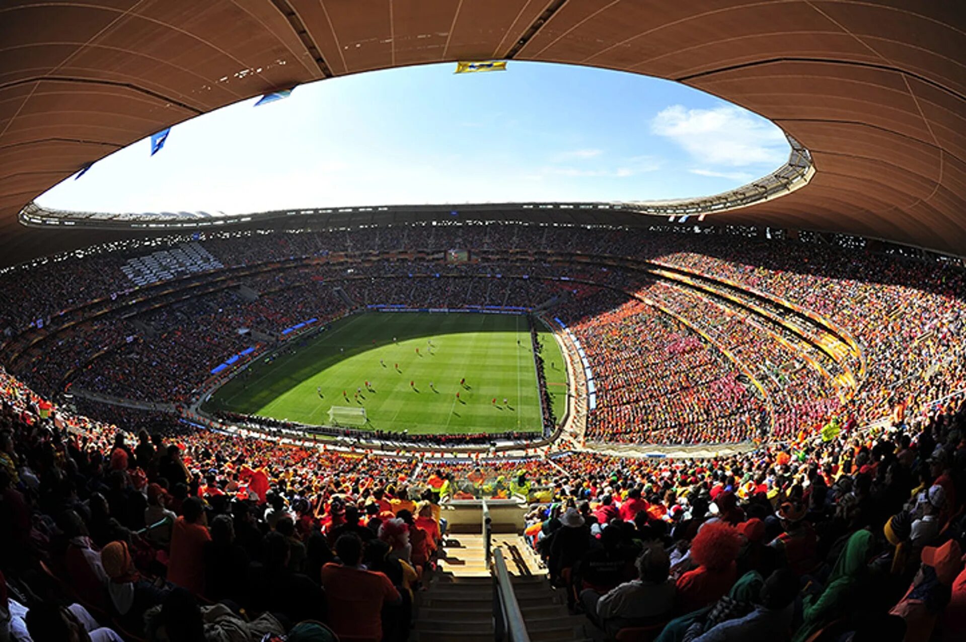 Самый большой по вместимости стадион в мире. Стадион СОККЕР Сити Йоханнесбург. ФНБ Стэдиум Йоханнесбург. СОККЕР Сити стадион ЮАР. Стадион Роуз Боул в США.