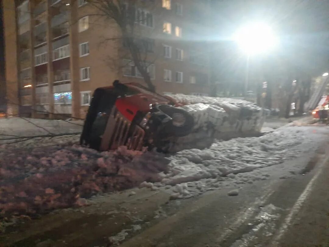 Бензовоз перевернулся. Происшествия в глазове в вчера и сегодня. Новости глазова происшествия. Новости глазова происшествия. Глазов авария на свободе 2019.