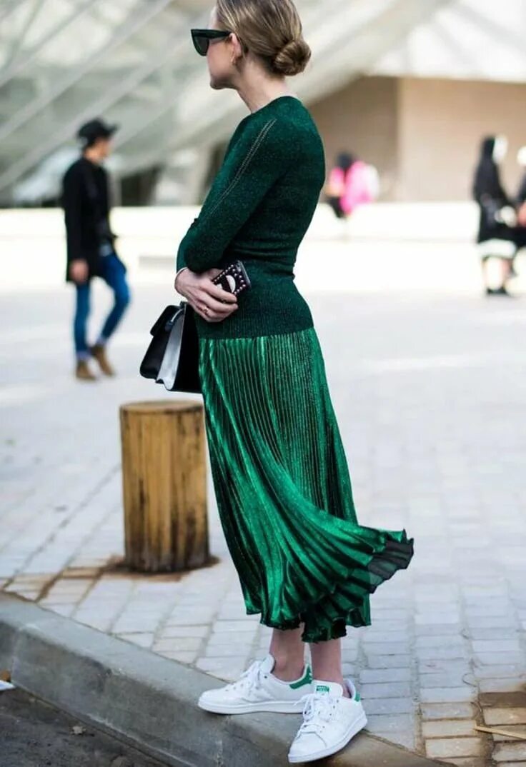 Черно зеленая юбка. Юбка плиссе стрит стайл. юбка плиссе street style. плиссированная юбка стрит стайл. зеленая плиссированная юбка стрит стайл.