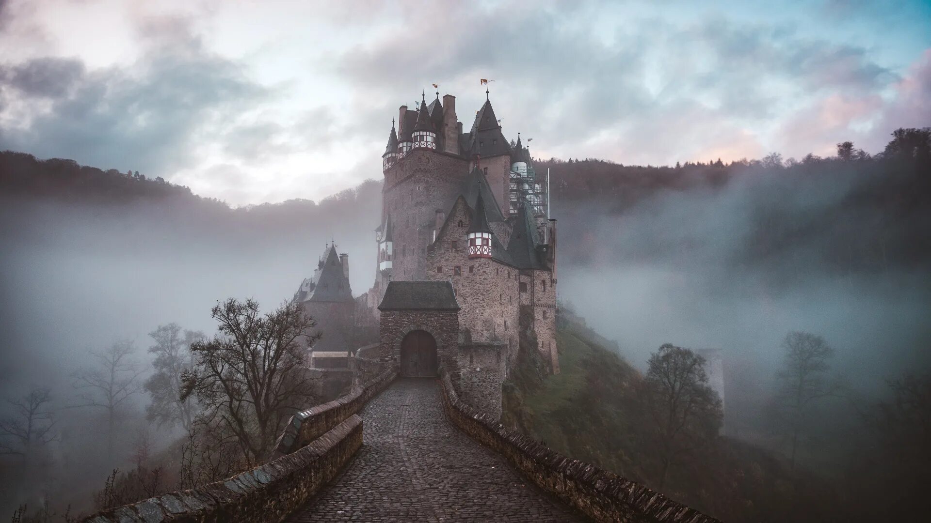 Замок Эльц Германия в тумане. Замок Эльц Эстетика. Замок Эльц мистика. Дворец Сория Мория. Загадочный замок