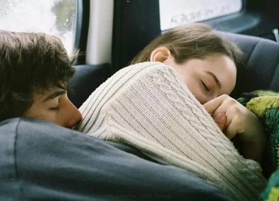 Девушка в кабриолете. Пара в электричке. Сон мужчина. Парень спит в поезде. Красивые пары в постели.