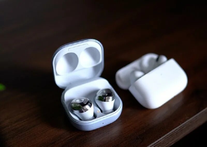 Airpods vs buds. Samsung Buds 2 vs AIRPODS Pro. Samsung Buds 2 Pro vs AIRPODS Pro 2. Buds Pro Samsung vs AIRPODS 3. Samsung Galaxy Buds Pro.