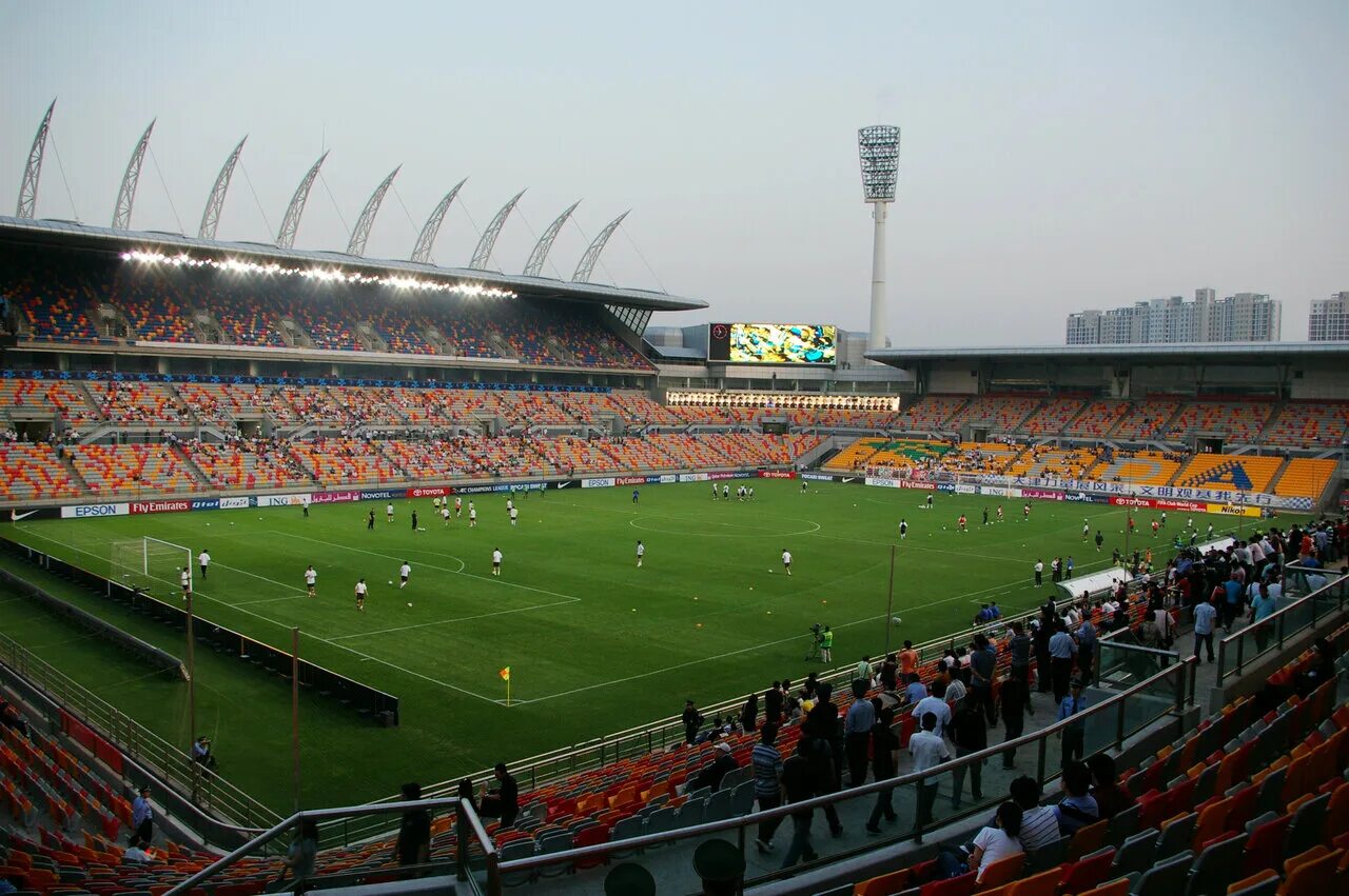 Year stadia. Стадион Китай 2023. Тяньцзинь Олимпийский стадион. Стадион в Чунцине. Тяньцзинь Цзиньмэнь Тайгер.