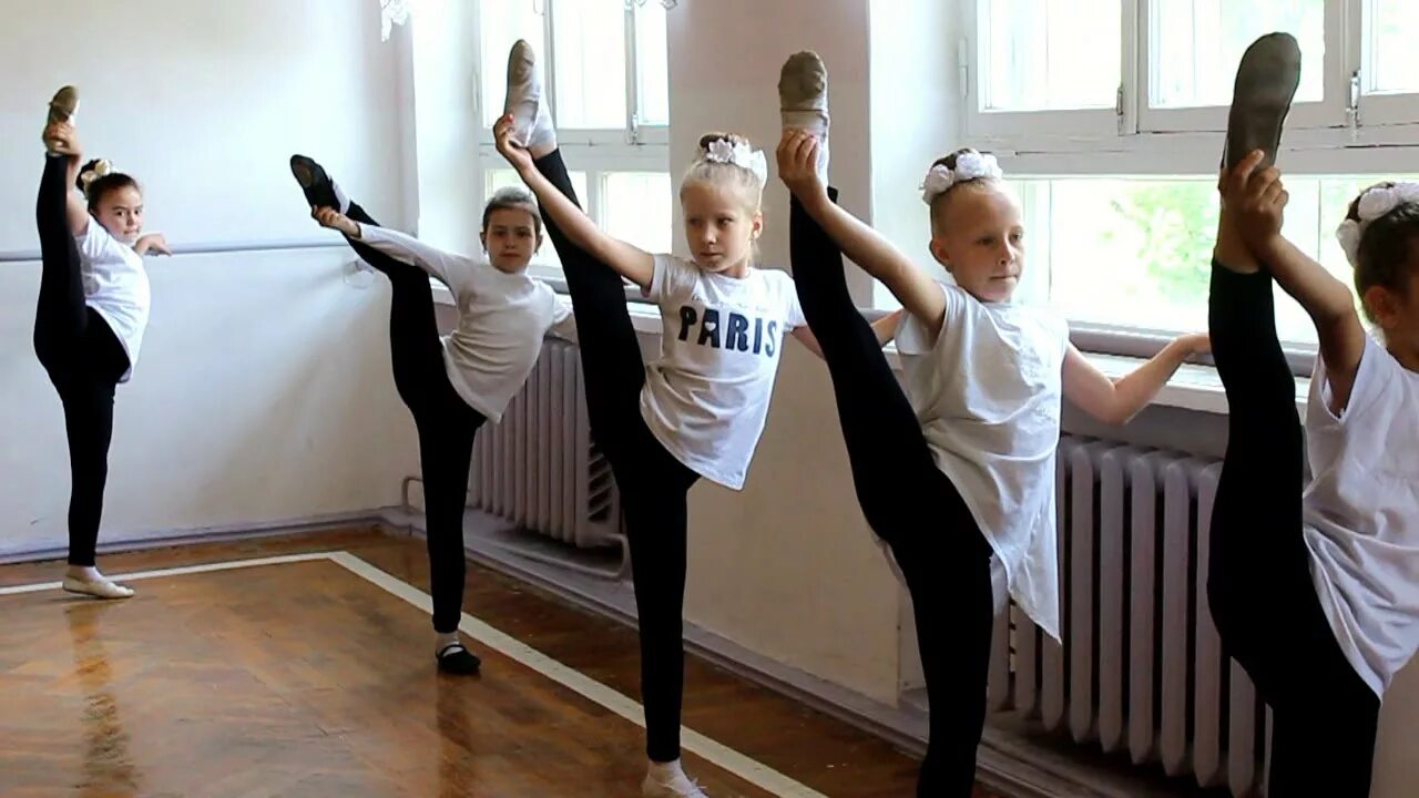 Гимнастика для ребенка на растяжку. Стретчинг для дошкольников. Акробатика для детей. Гимнастика. Танцы дети растяжка.