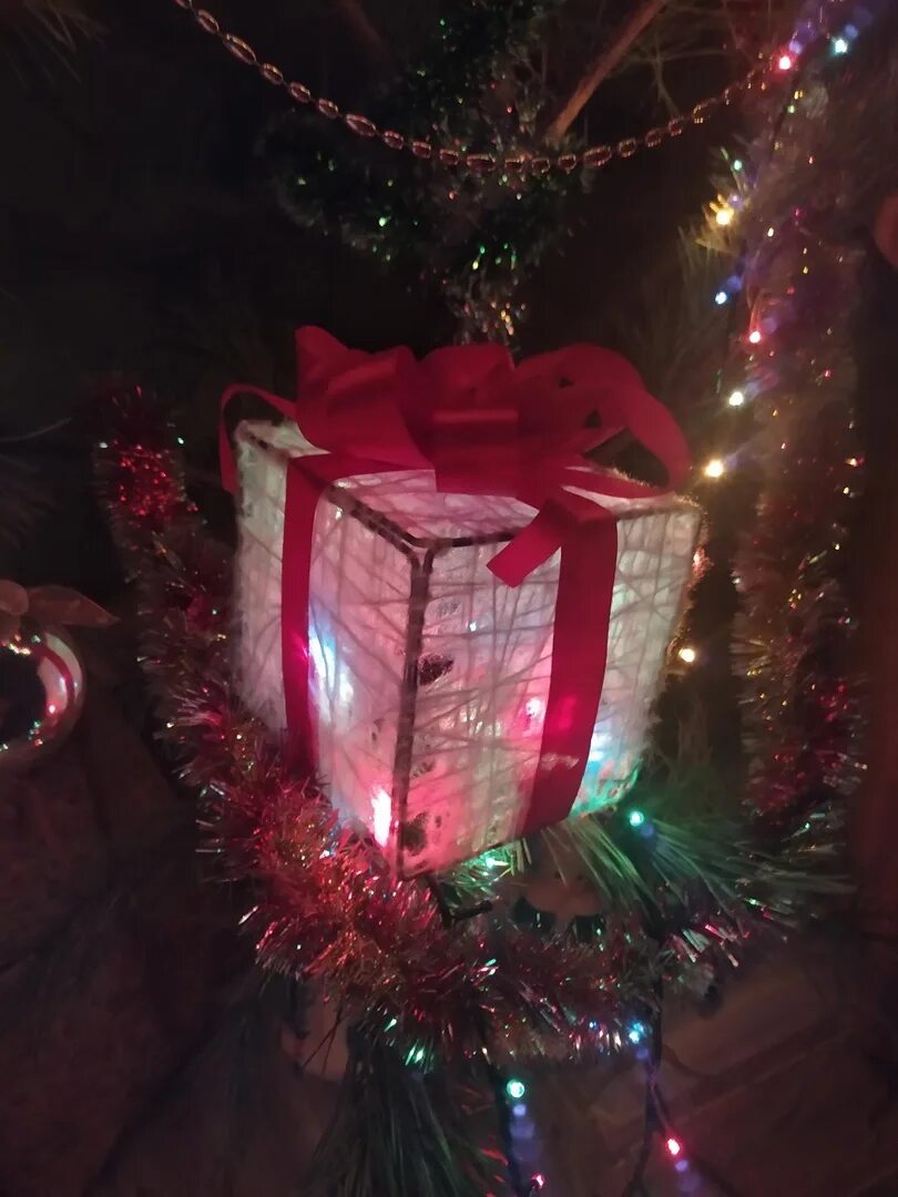 Чудесный сюрприз. Светящийся новогодний подарок под елку. Светящиеся подарки под елку серебро. Светящиеся подарки под елку из сетки металлической. Светящиеся подарок под елку как сделать.