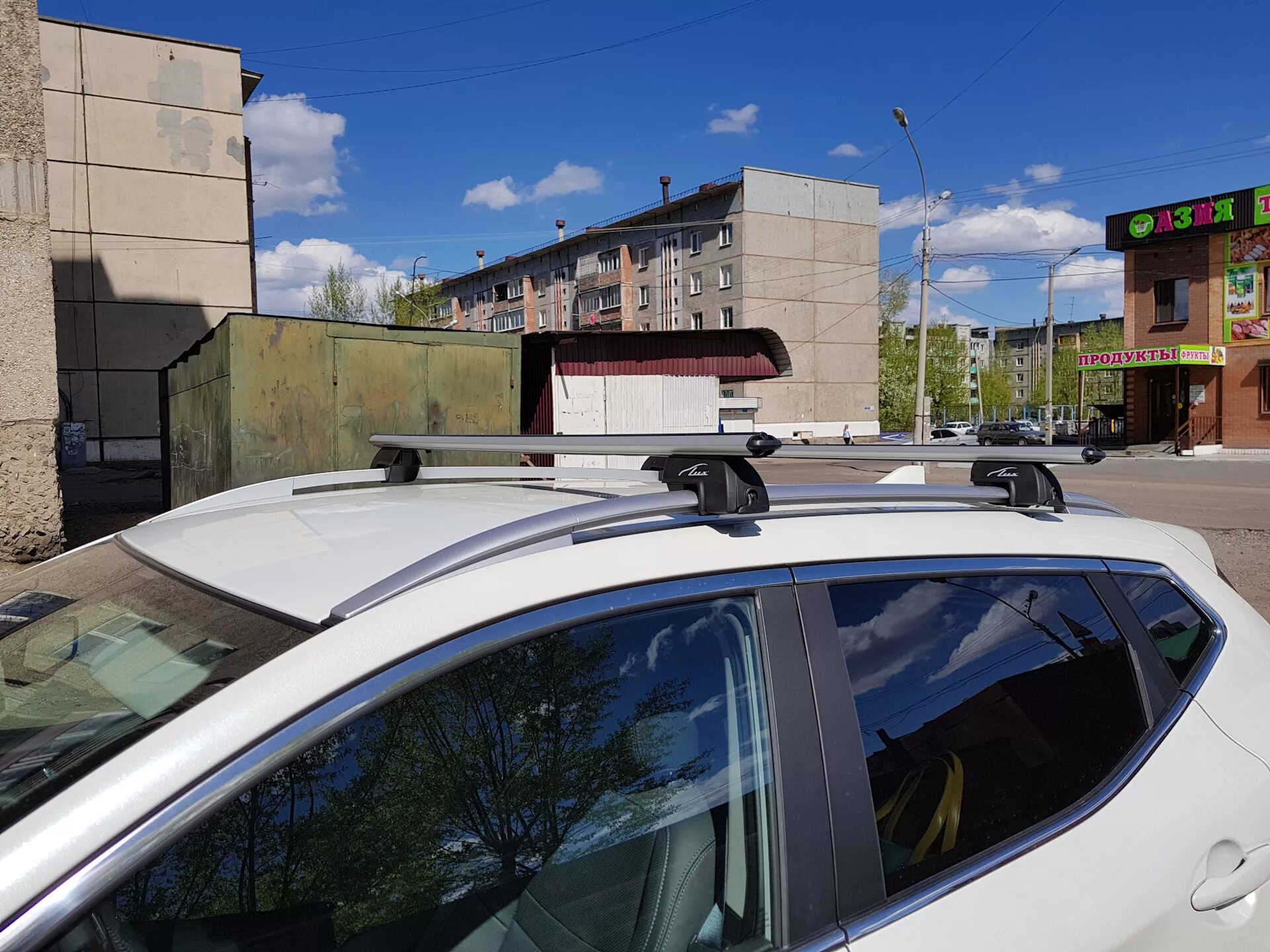 Багажник на крышу nissan qashqai j10. Автобокс на ниссан кашкай j10. Бокс на крышу ниссан кашкай j10. Установка багажника кашкай. Багажник на кашкай j10 без рейлингов.