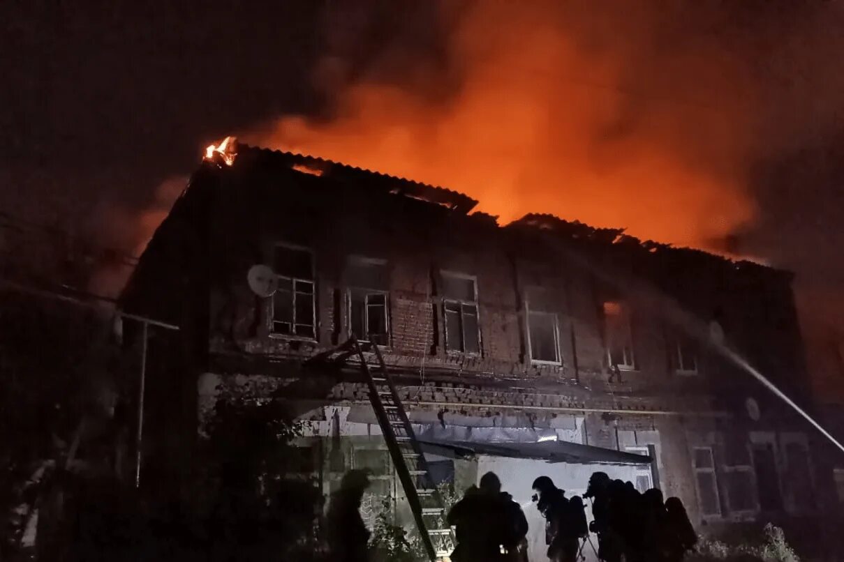 Где пожар живет. Пожар в Зимовниковском районе. Пожар на втором этаже ночью. Пожар в Самаре деревянный дом. Горящий дом 2 этажный.