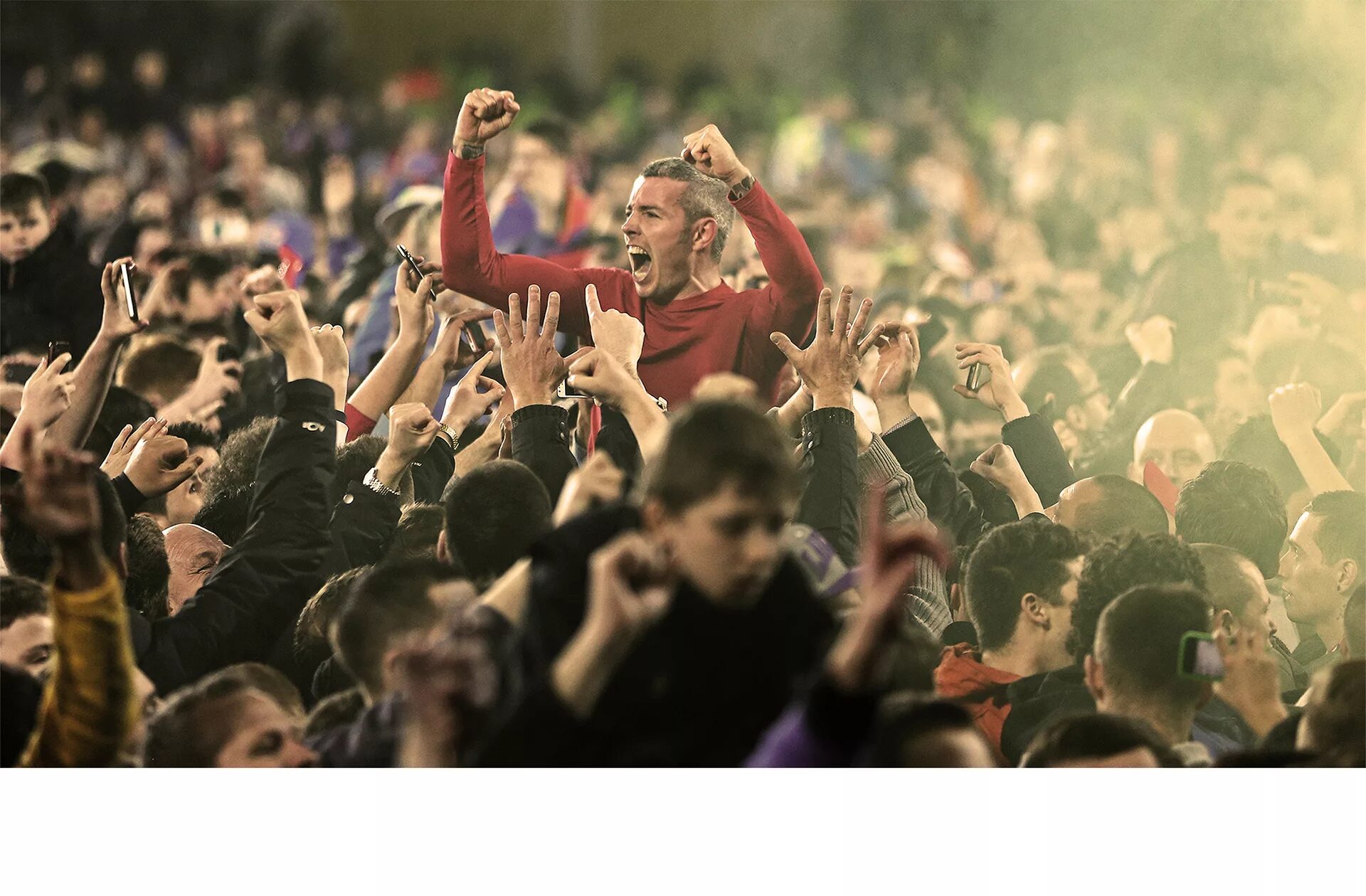 Зрители на концерте. Толпа фанатов. Музыкальные фанаты. Много людей на концерте. Человек толпы.