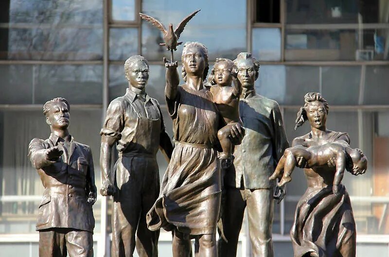 Назовите автора скульптурной композиции 7 девушек