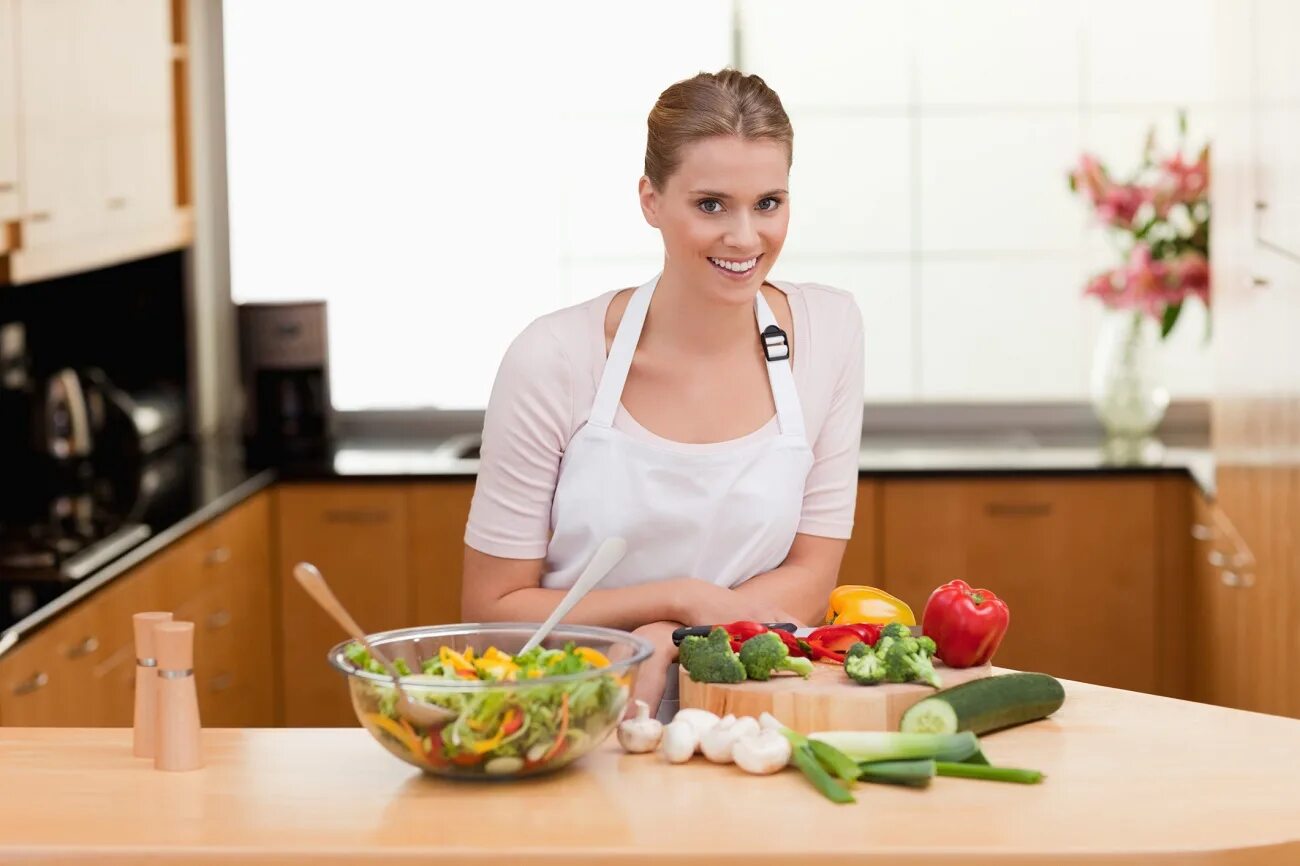 True cooking. Женщина на кухне. Еда на женщине. Хозяйка с едой. Готовка на кухне.