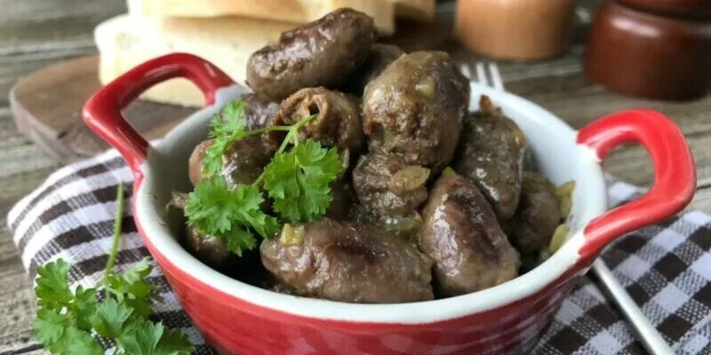 Готовим сочные куриные сердечки. Куриные сердечки. куриные сердечки в сливках, приготовленные в горшочках. блюда из куриных сердечек. жареные куриные сердечки.
