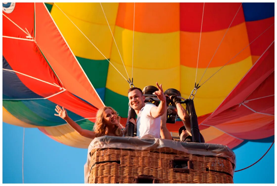На воздушном шаре минск. Воздушный шар. Человек на воздушном шаре. Воздушные шары полет. Воздушный шар с людьми.