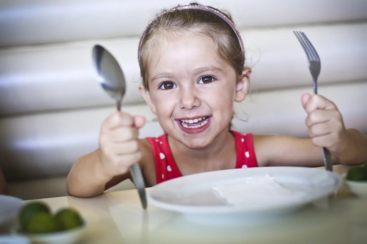 Воспитание ребенка. Магазинах. Ребенок просит холодное. Ребенок просит холодное. Равнодушные родители.