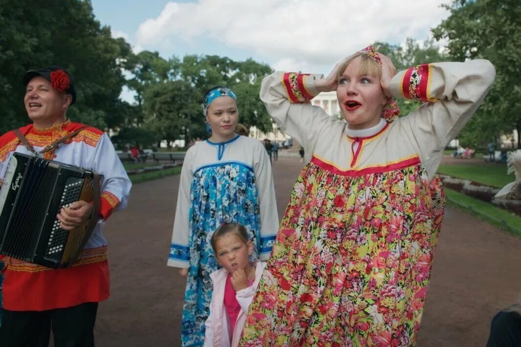 Поет народ. Частушки поют. Люди поют частушки. Одежда для частушек. Наряд для исполнения частушек.