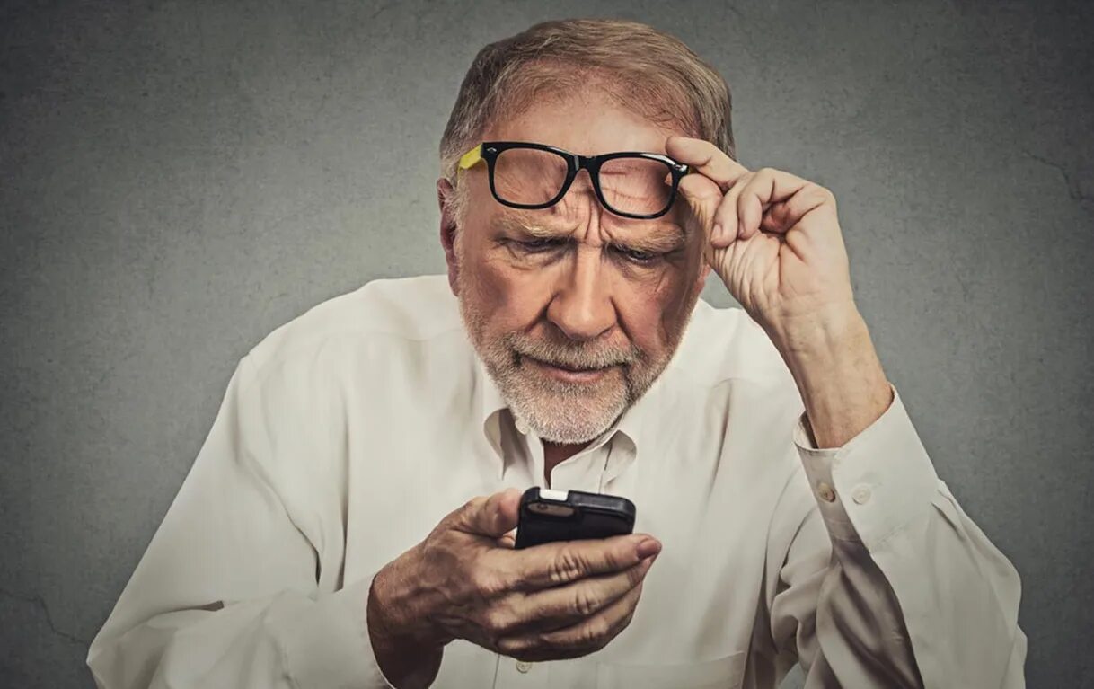Пожилые люди в очках. Дедушка с телефоном. Старик в очках. Телефон для Стариков. Болезнь когда плохо видишь