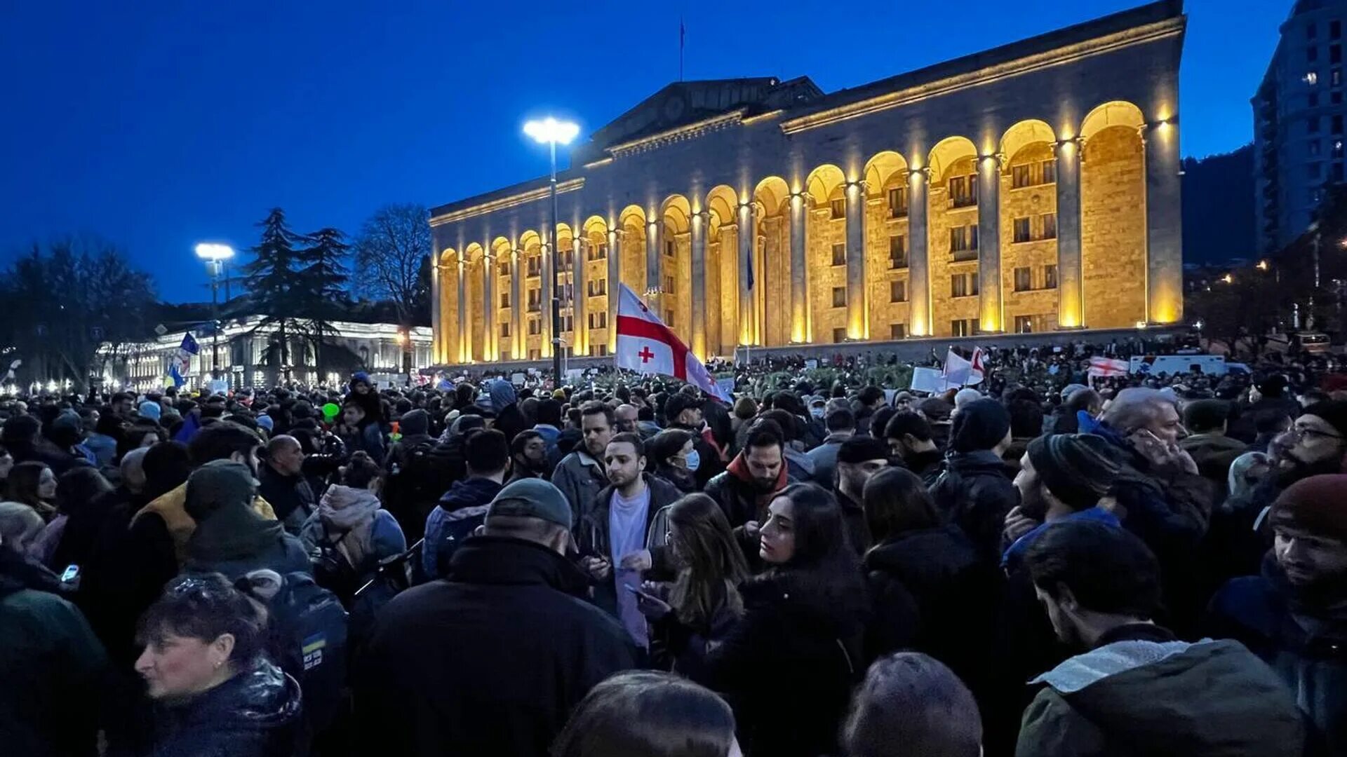 Отзывы грузии 2023. Парламент Грузии 2023. Протесты в Грузии март 2023. Парламент Тбилиси. Тбилиси штурм парламента.