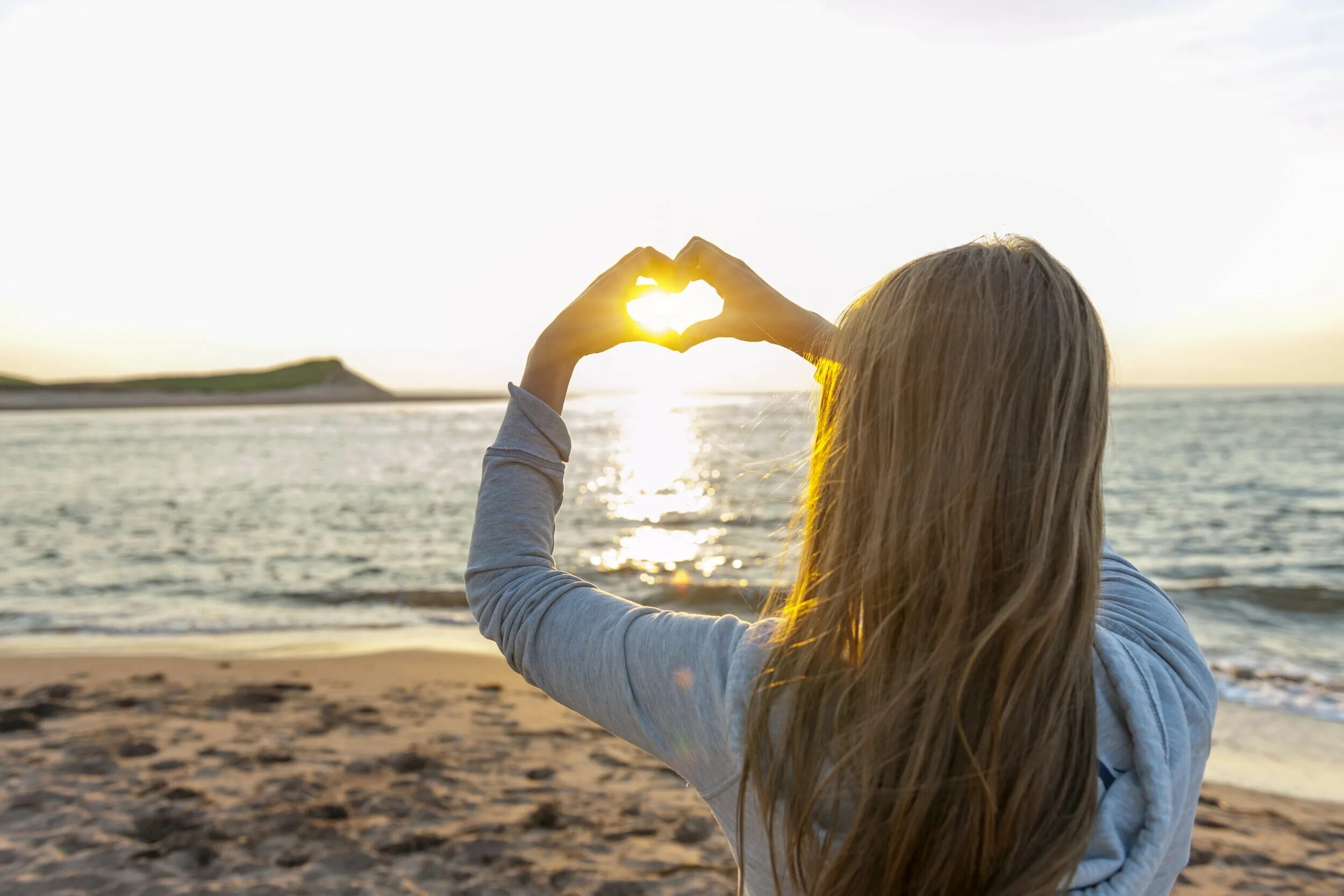 Сердце руками фото. Женщина с сердцем в руках. Сердце в руках. Девушка показывает сердце руками. Сердечко из рук.