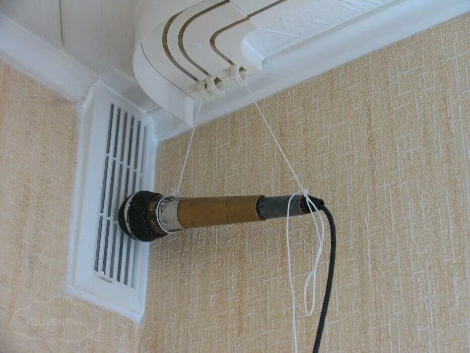 Дует снизу. Вентиляция в квартире. Вентиляция на кухне в квартире. Вентиляционная труба для кондиционера. Вентиляционное отверстие для вытяжки.