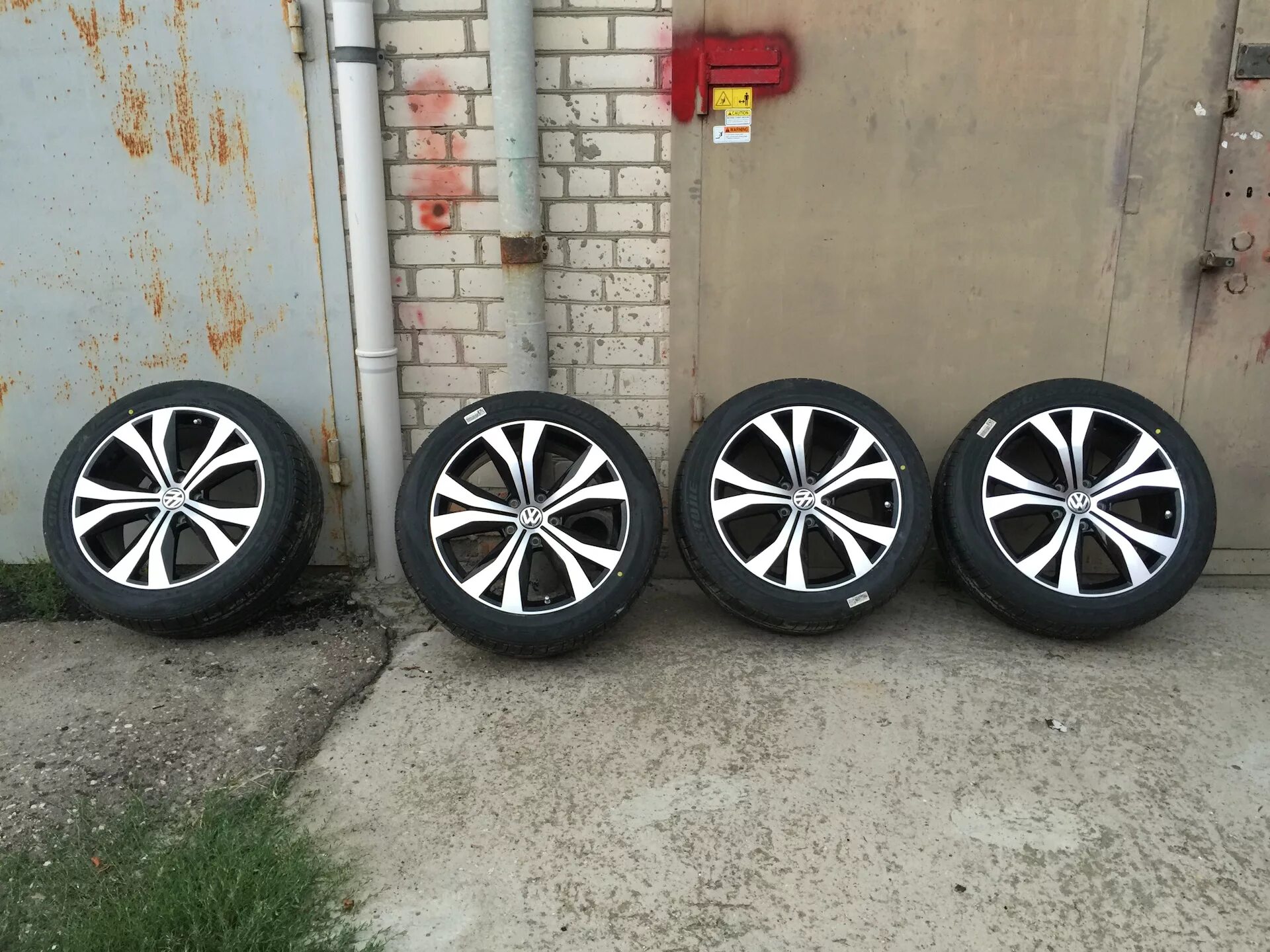 Бу диски 20 радиус. Tarragona r20 диски туарег. диск volkswagen touareg r17. volkswagen touareg диски r20. колеса на touareg r20.