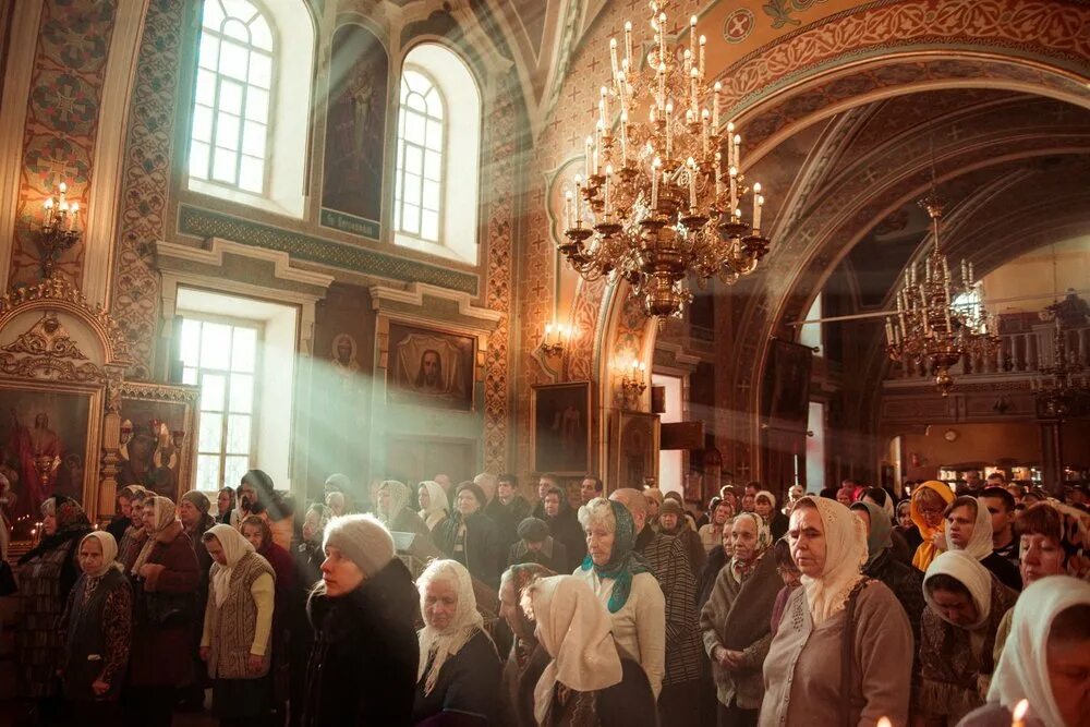 Что можно делать в церкви. Православный храм. Люди в церкви. Православные молятся в храме. Люди молятся в церкви.