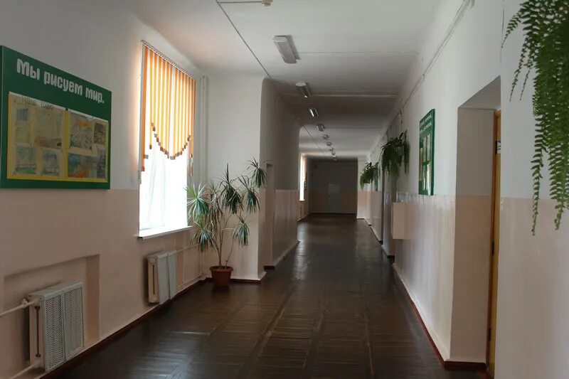 второй этаж в школе. российская школа внутри. лестницы в общественных зданиях. школьный коридор. антресольный этаж в стиле лофт.