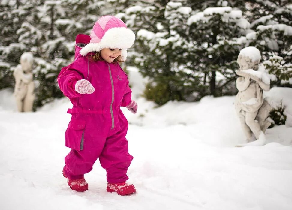 Детские комбинезоны зима. Детская зимняя одежда. Детские комбинезоны зимние. Комбез детский зимний. Малыш зимой на прогулке.