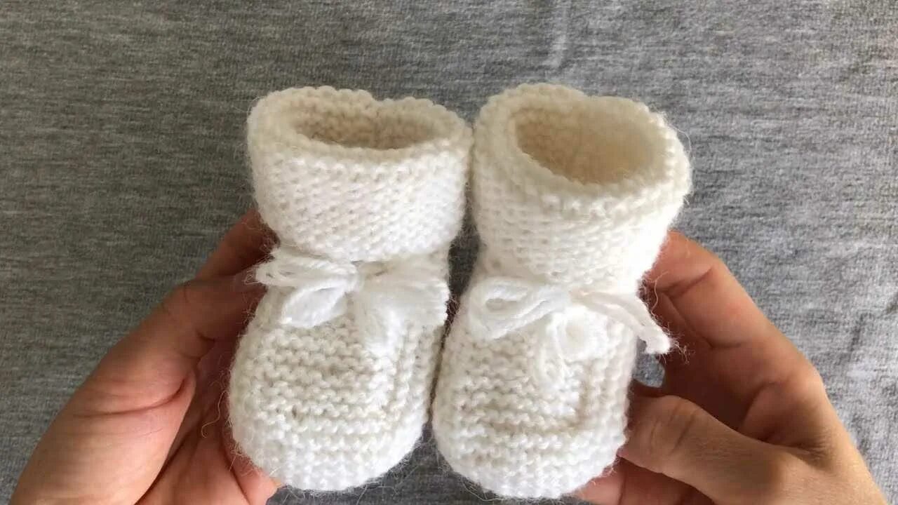 Простые пинетки спицами для начинающих на 2 спицах. Вязаные пинетки. Пинетки спицами простой способ. Пинетки спицами простой способ. Пинетки для новорожденных на 2 спицах мастер класс.