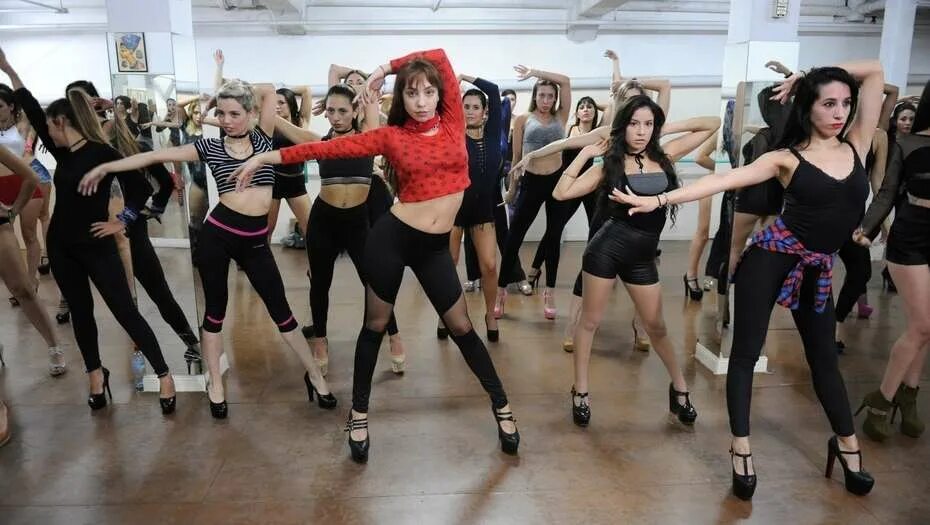 Бачата леди стайл. Lady's style танец. Стрип пластика. Lady's style танец. Занятие lady style это что.