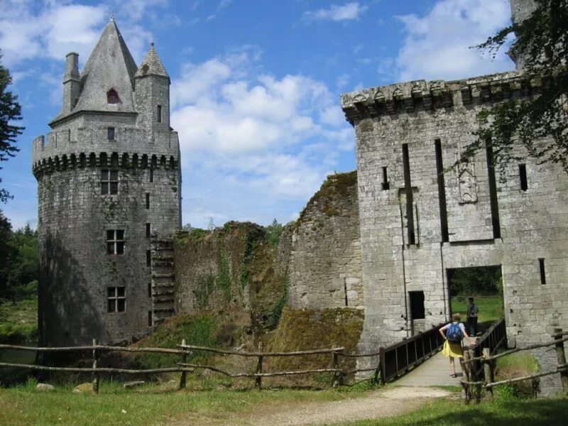 Замок 9 века. Замок Largoët, Бретань. Бретань средневековые замки. Замок Нурменгард Австрия. Бретань поместье.
