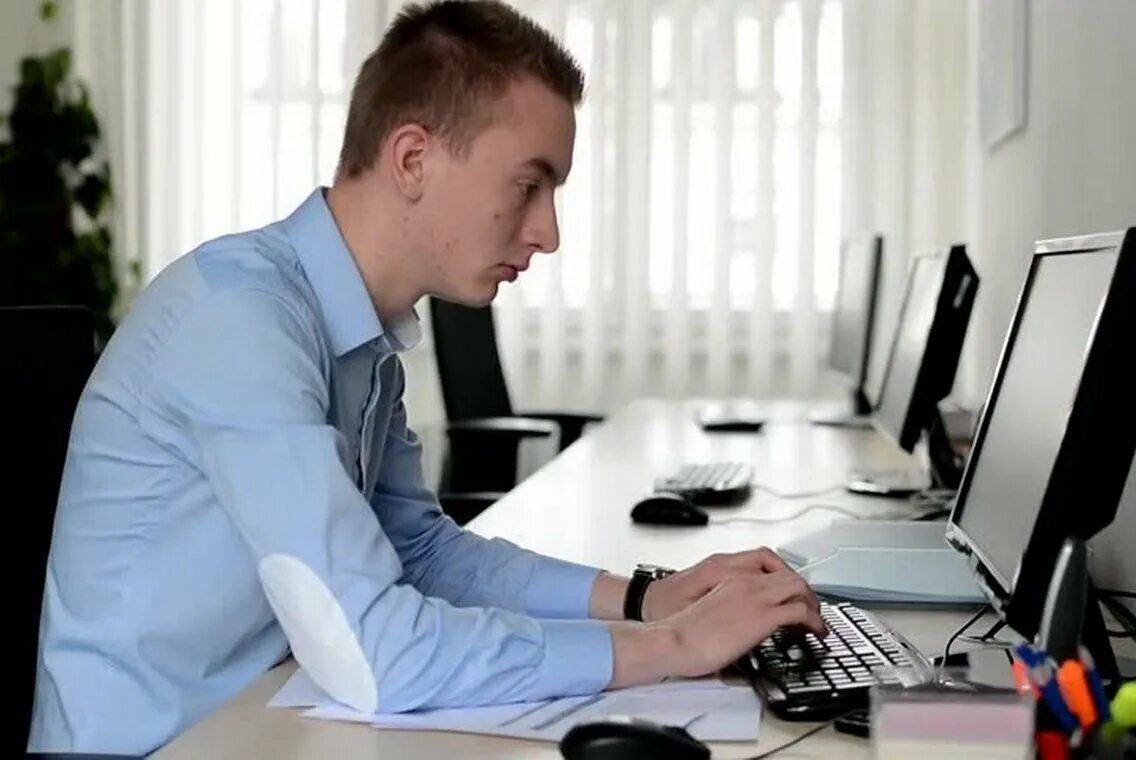 Менеджер мужчина за компьютером. Человек в офисе за компьютером. Компьютер в офисе. Мужчина за компом в офисе. За офисом наблюдают