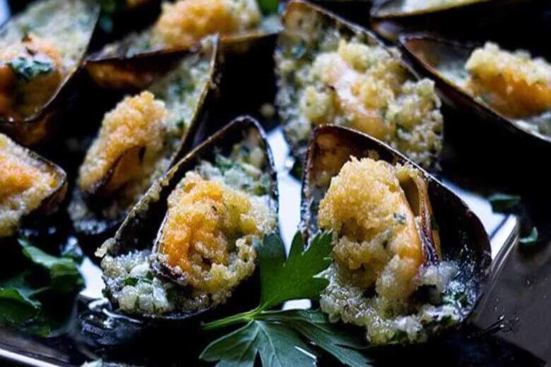 мидии запеченные с сыром. мидии запеченные с соусом песто. мидии запеченные в духовке с сыром и чесноком. мидии запеченные в духовке с сыром. мидии запеченные с сыром закуска.