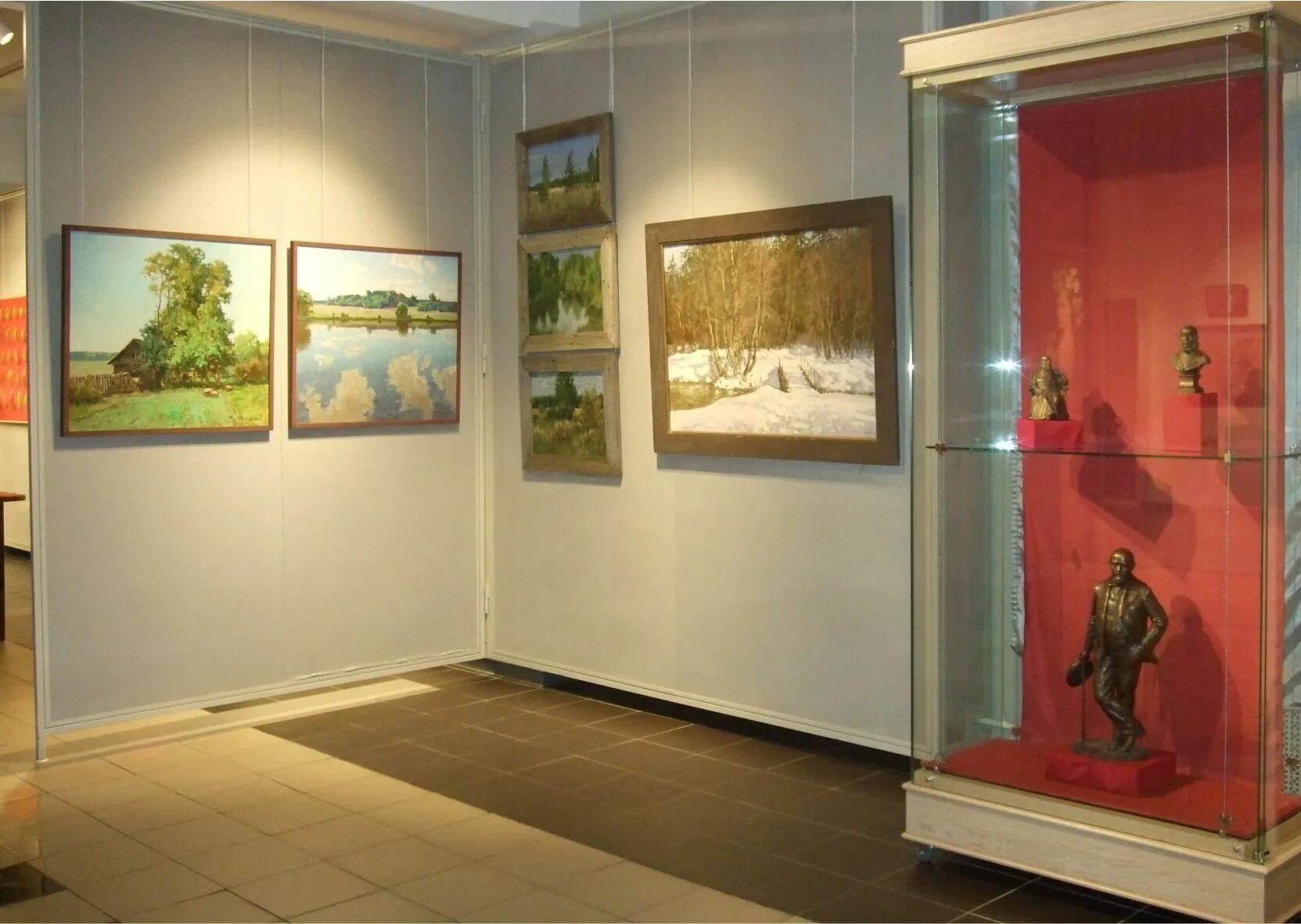 экспозиция в музее. музей брендов сергиев посад. современные экспозиции музея. музей современного искусства в сергиевом посаде. экспозиция представлена произведениями.