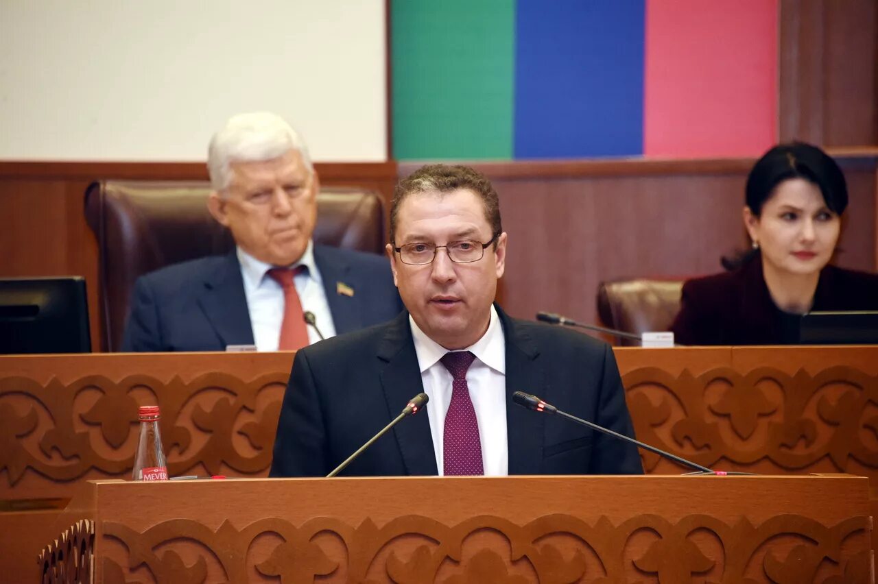 Депутаты народного собрания дагестан. Депутаты дагестана. Собрание депутатов махачкалы сессия. Парламент республики дагестан здание. Депутаты народного собрания дагестана.