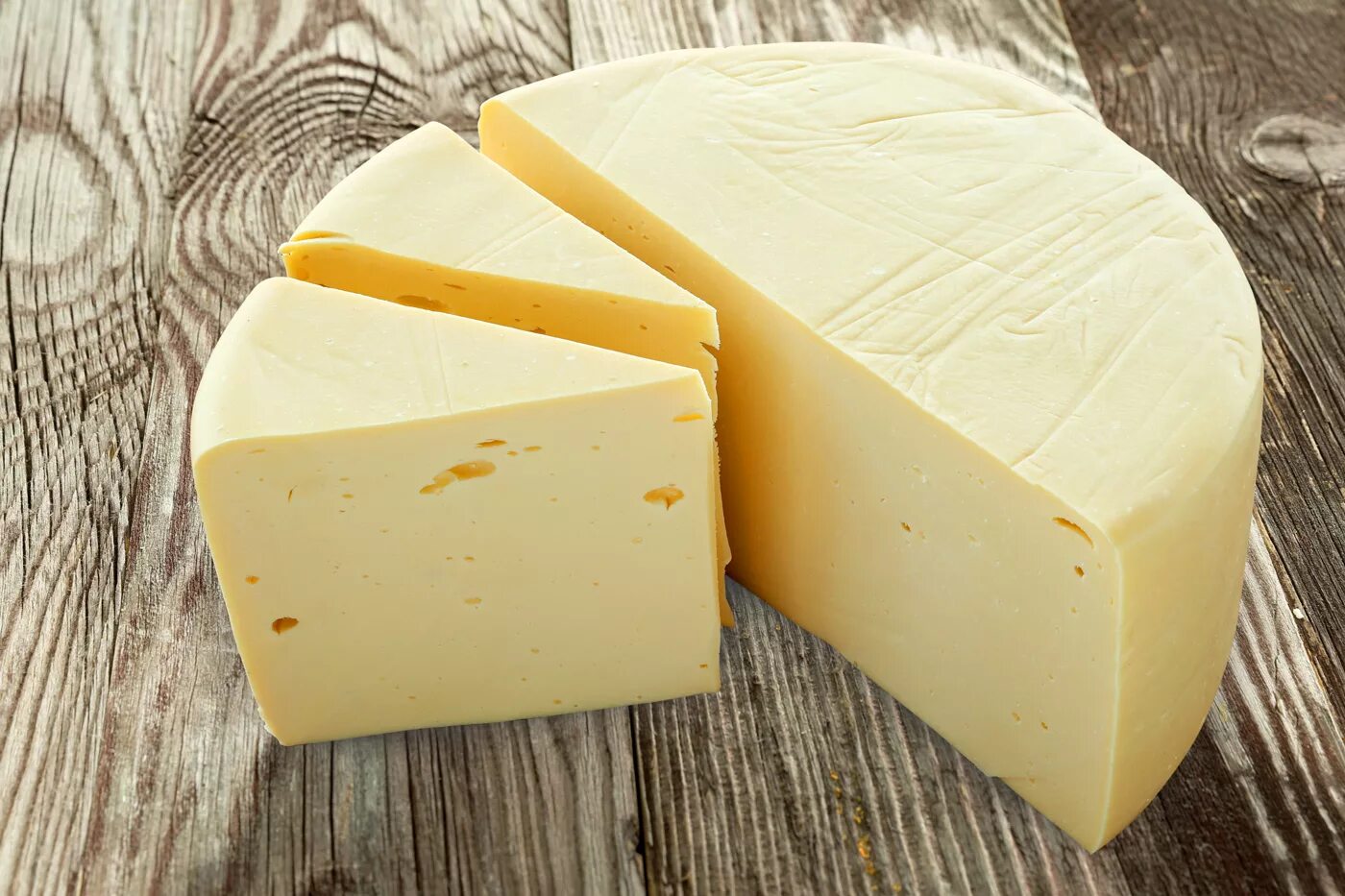 Почему сыр белый. Белый сыр. Головка сыра. Сыр на белом фоне. Сыры белого цвета.