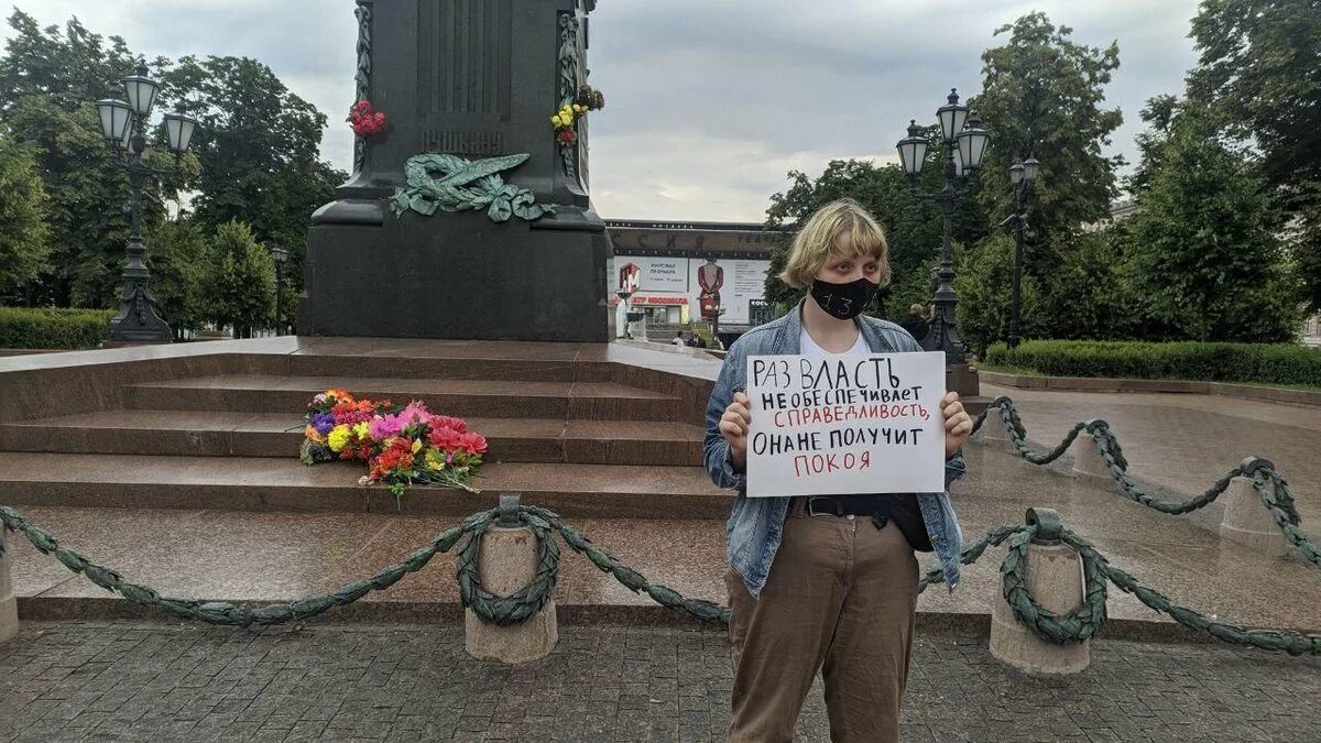 Митинг на Пушкинской площади. Одиночный пикет нет войне. Митинги в Москве против войны. Протест на красной площади 1968.