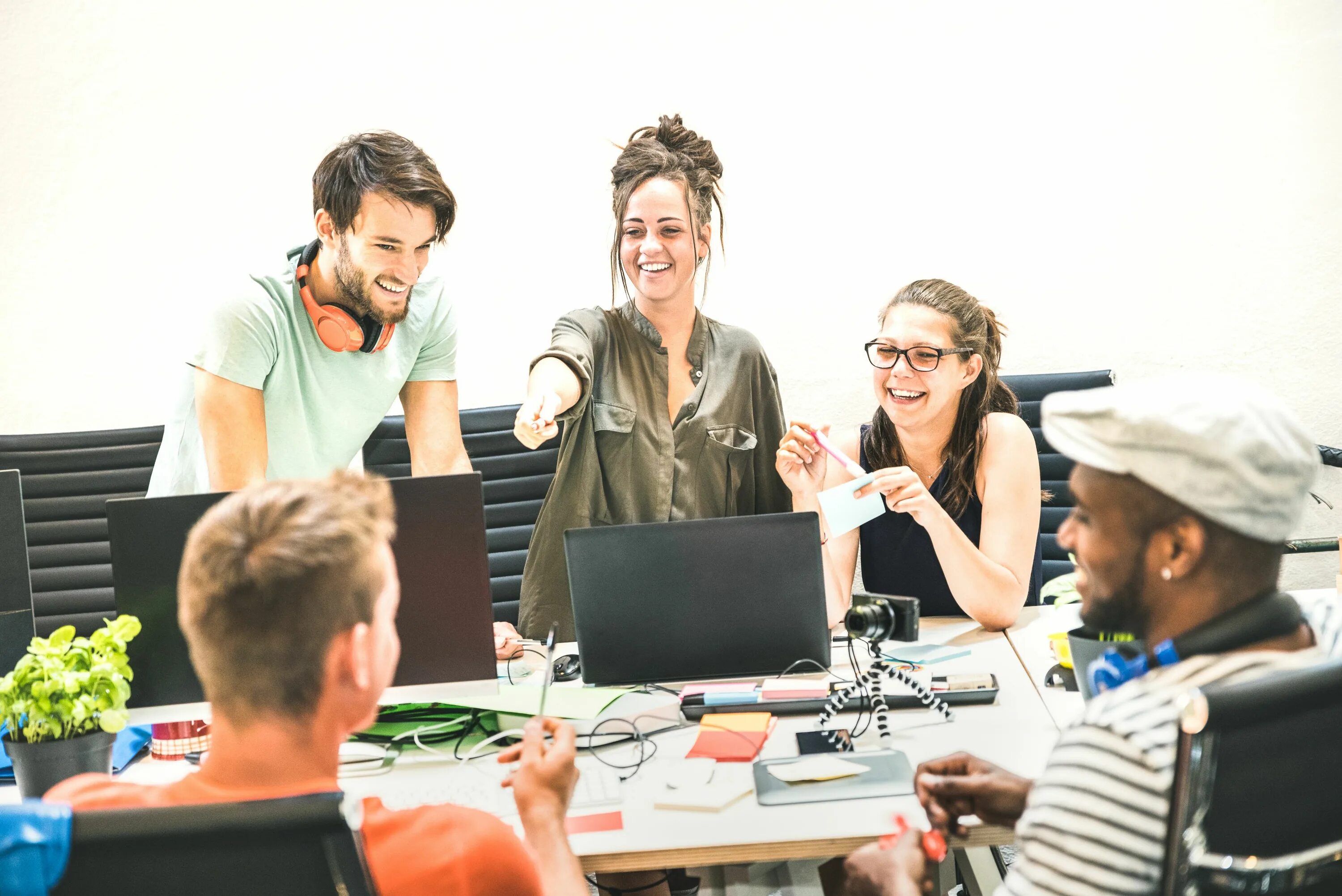 Young people start. Объединение сотрудников. Работники щ\за одним столом с компьютерами. Стартап фото веселье. Стартап за одним столом.